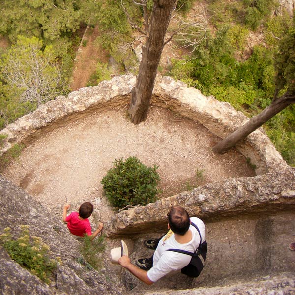 Un pare i el seu fill baixant a la terrasa de l'ermita de la Columna, a Cardó