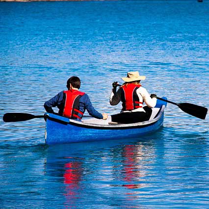 dos persones anant en canoa