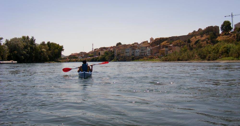 Piragüista arribant a Móra en piragua