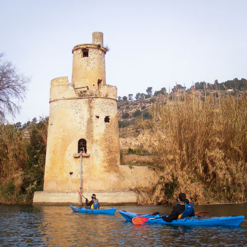 Grup de piragüistes navegant per la Torre de Mollet, al terme de Benifallet