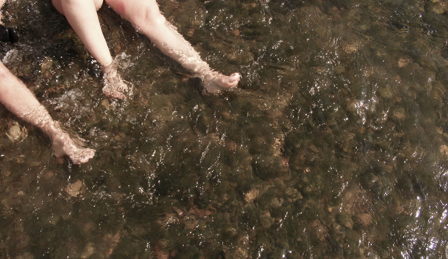 les cames d'una dona i un home en remull al riu Ebre