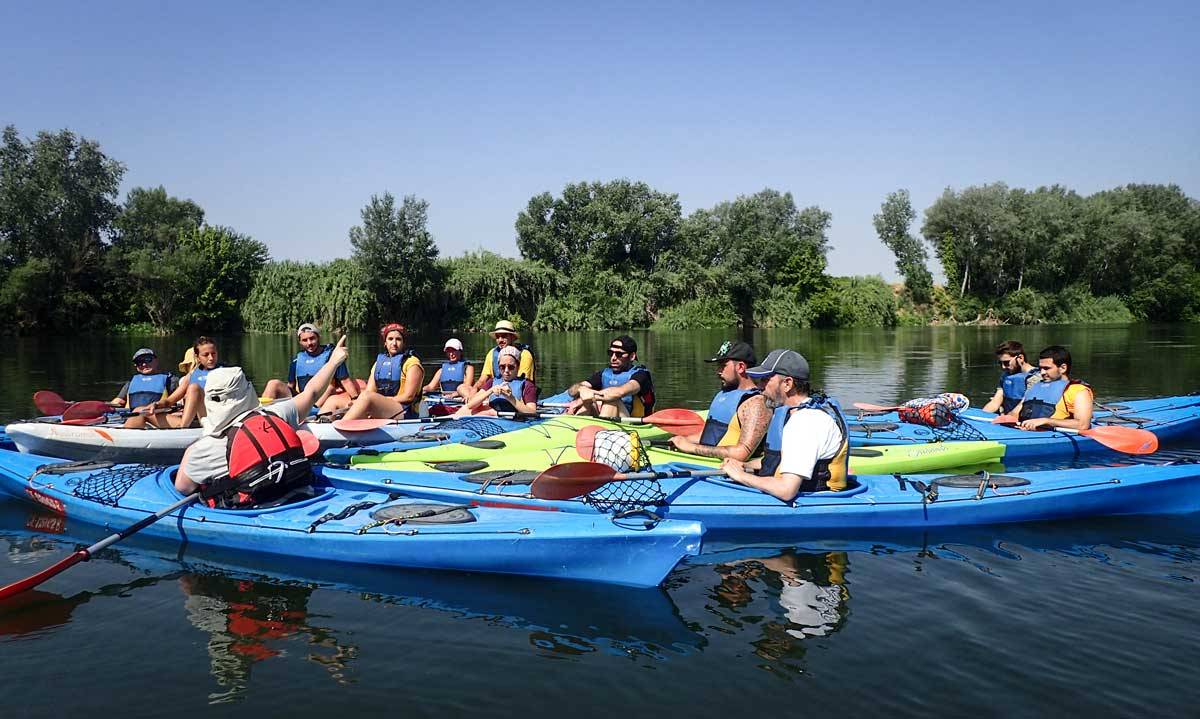 Kayak and Memory: parem les piragües al mig del riu per escoltar una de les explicacions.