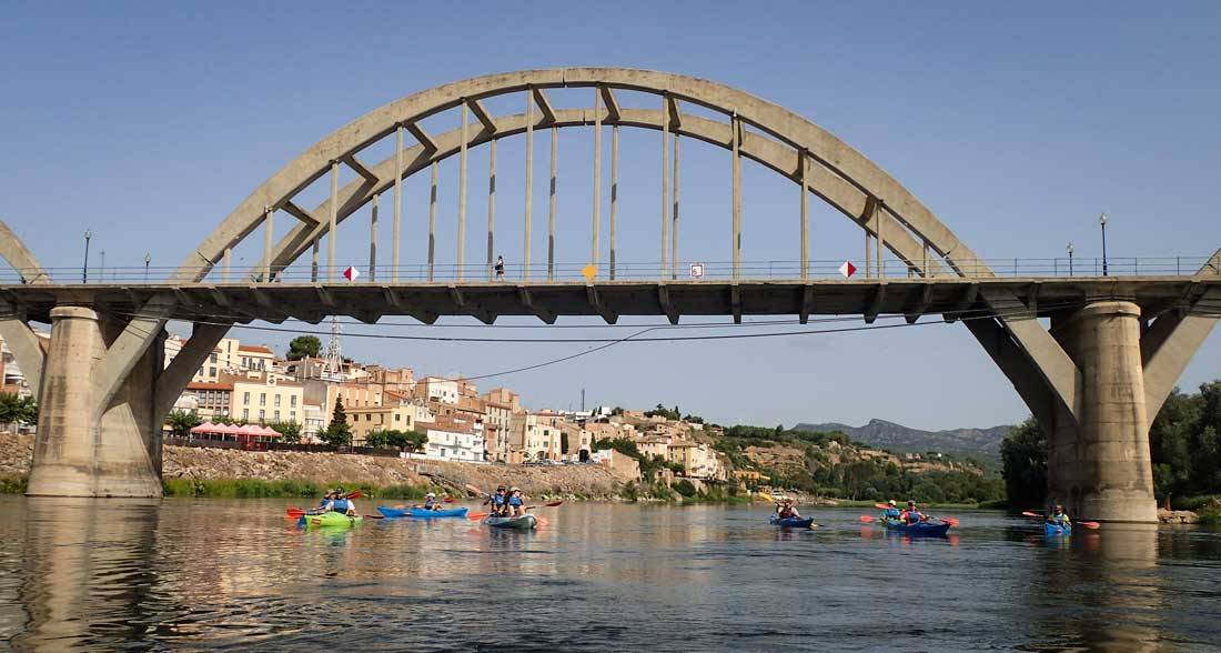 Kayak and Memorypiragüistes passant per sota el pont de Móra d'Ebre